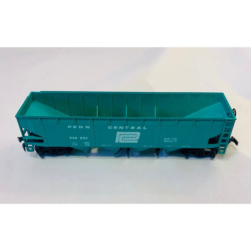 HO Scale Model Train Car Set. - Picture 2 of 5